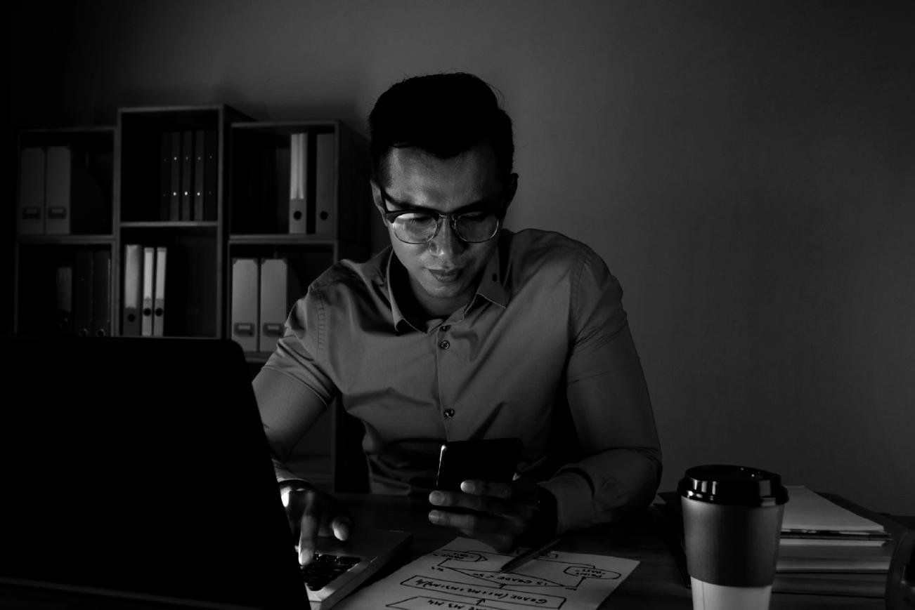 Periodista investigando documentos en redacción